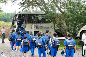 社会科見学に向かう岩泉町立小本中の生徒たち。バスは大切な移動手段です