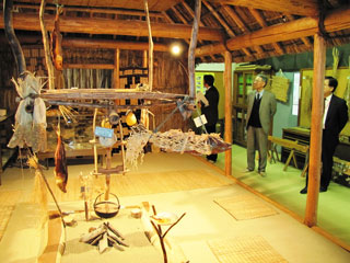 伝統的家屋「チセ」の中。ベルマーク賞の活動奨励金でカヤなどを修繕する予定です