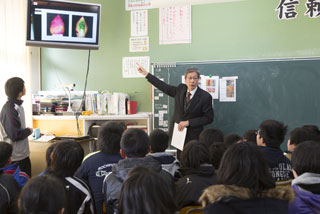 山口小の５、６年生のみなさん。後列中央が金丸隆校長