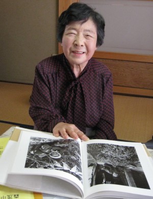 山之村の写真集などを見て、ふる里の飛騨をしのぶ上野美智子さん＝岐阜県大垣市の自宅で
