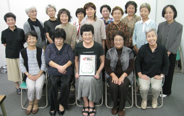 感謝状（盾）を囲んで記念の写真を撮りました＝いずれも愛知県岡崎市の福祉会館で