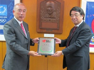 上治ミズノスポーツ振興財団専務理事(左)に感謝状を渡す森田ベルマーク財団常務理事=東京都千代田区のミズノで