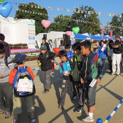 元気にウオーキングへ出発する子どもたち＝いずれも埼玉県東松山市の松山第一小学校で