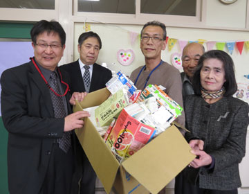 たくさんのテトラパック製紙容器を届けました。左から小林校長、井上副校長、みぎわホームの中村勝美さん、今井さん、森さん
