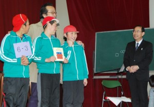 優勝した6年3組チームは中川さんから絵本をもらい笑顔です