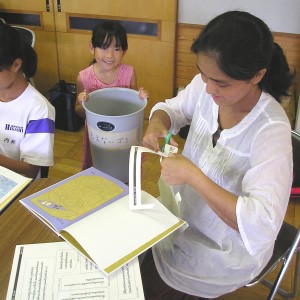 小学生も、シール切ったあとのゴミ集めを手伝いました＝いずれも島根県益田市の益田東中学校で