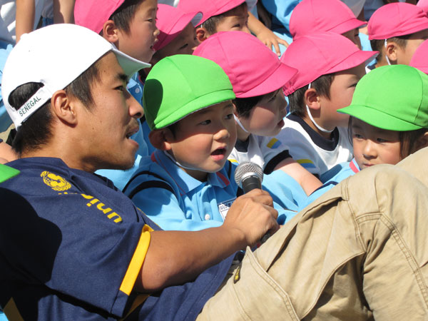 先生と一緒に歌いました＝いずれも福島県相馬市の原釜幼稚園で