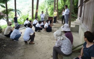 「実験教室」の前にあった、地域と合同の避難訓練。「大津波警報が発令され、避難勧告も」との想定で、生徒も地域の人たちも一緒に中学校のグラウンドから高台にある神社へ「２次避難」。三澤利夫校長（右手の階段に立っている）が「命を守るにはどうしたらいいか、常に考えてください」と促していました