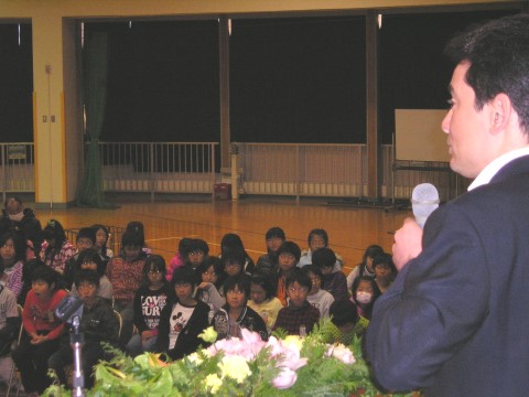 児童を前に講演する野口健さん