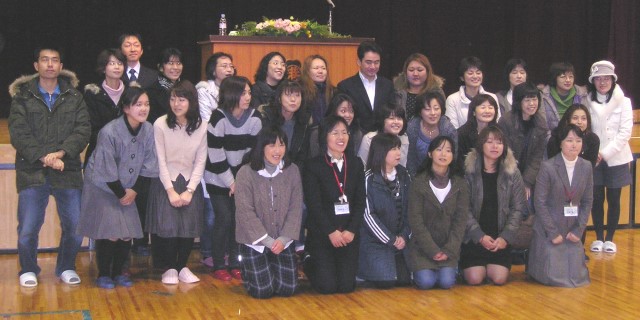 保護者も集まって記念撮影=いずれも呉市の港町小学校で