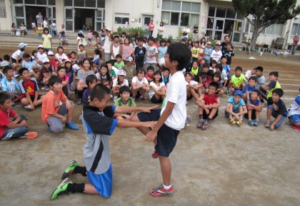 友達と組んでもも上げの練習＝神奈川県大和市福田の下福田小学校で