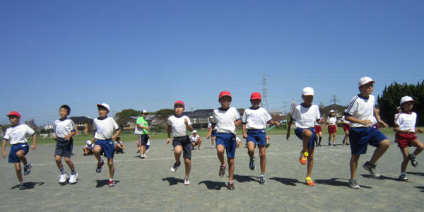 走りながら、片方の足だけトトンと地面を踏み込む