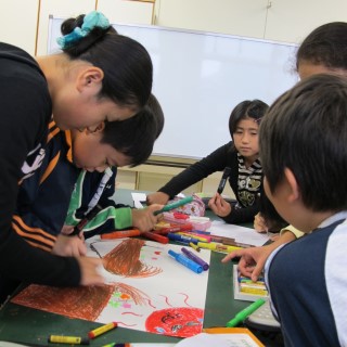 紙芝居制作に熱中する子供たち