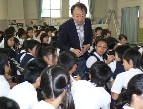 児童の意見発表や質問に池上さんはマイクを持ってかけつけます=いずれも熊本市の熊本大学教育学部付属小学校で