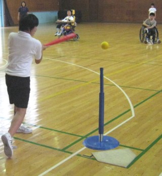 うまくボールに当たりました＝愛知県半田市のひいらぎ養護学校で