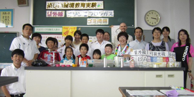 楽しい実験ができました。村上さん（右から５番目）を囲んで記念撮影＝いずれも長崎市立池島小・中学校で