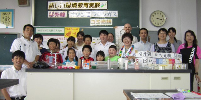 楽しい実験ができました。村上さん(右から5番目)を囲んで記念撮影=いずれも長崎市立池島小・中学校で