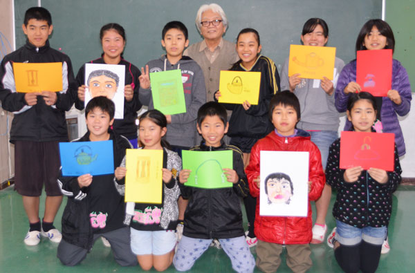 5、6年生の記念撮影。「さぐり絵」「自画像」を手に