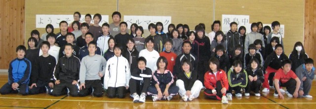 橋本さん（前から２列目、右から６人目）と齊藤さん（同７人目）を囲んで、みんなで記念写真＝いずれも三重県熊野市の五郷中学校で