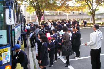 送迎の大型バス15台で、16校600人を輸送=いずれも庄原市民会館で