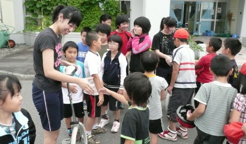 「ありがとう」。終わって笑顔で握手です=いずれも北海道平取町の紫雲古津小学校で