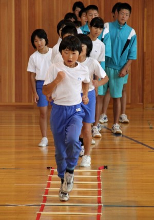 ラダーを使って足を上げる練習です