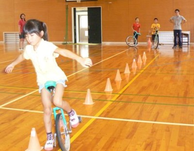 スラロームに挑戦する真菜華さん