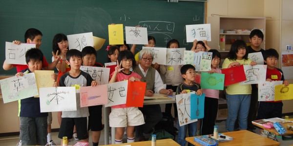 作品を持って全員集合。顔が隠れている子もいます