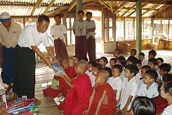 僧院で勉強する子どもの僧侶にもノートが配られました