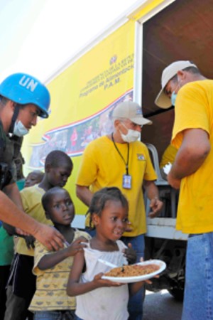 ハイチ地震で被災し、隣国ドミニカからの食事を受け取る子どもたち＝１月１５日、首都ポルトープランスで（朝日新聞社提供）