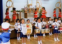 年長組の園児が演奏し、落成を祝いました
