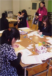 ベルマークの仕分けをするお母さんたち