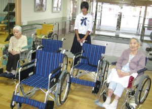 ３台が寄贈された「ふるさと敬寿苑」で、入所のお年寄りと記念撮影する大場さん（中央）