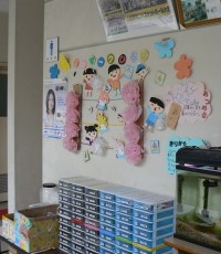 職員室前の廊下に設けられた「ベルマークひろば」。可愛い飾り付けが子どもたちに人気です＝いずれも佐賀市の開成小学校で