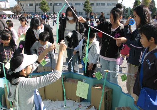 つり上げた「魚」の中に、お菓子の賞品カードが＝いずれも横浜市泉区の中和田小学校で