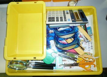 小道具を入れた「七つ道具」入りトレー