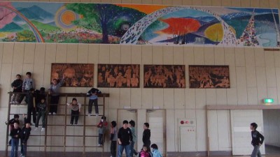 体育館正面の壁画「旭川の四季」=いずれも秋田市立旭川小で