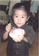 「冷たくて、おいしいよ」。子どもたちはかき氷に大喜びでした