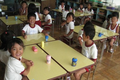 ピカピカのテーブルで、食事を前に笑顔の園児たち＝浜松市西区の雄踏幼稚園で