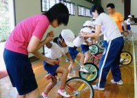 手を取って乗れない子の指導。みんな一生懸命です