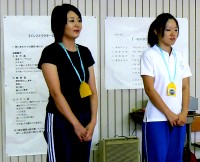 インストラクターの2人(小山さん、津田さん)は歓迎の手づくり“金メダル”を首にかけてもらいました