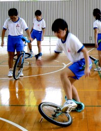 手を使わない蹴り上げ乗車の練習を黙々と続ける子どもたち