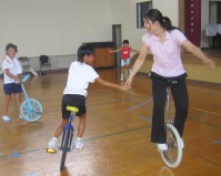インストラクター・干場さんと手をつないで走ります=三重県紀北町の三浦小学校で