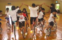「すごい」。むずかしい集団演技に成功しました=三重県紀北町の海野小学校で
