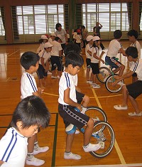準備していよいよ一輪車乗りに挑戦します=三重県大紀町の大内山小学校で