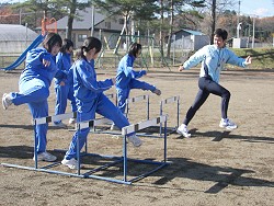 齊藤さんの後についてハードルで身体を慣らす生徒たち