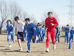 遠藤さんと一緒に短距離走。生徒たちは力いっぱい走っていました