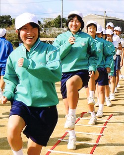 脚を上げ、手を振って。ラダーを使ったバランス練習に笑顔がこぼれます