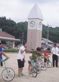 名物の時計塔をバックに練習に励む児童たち