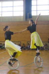 華麗な技を披露する成田さん(左)と猪股さん。子どもたちは一斉に拍手。=上湧別町立開盛小学校の体育館で